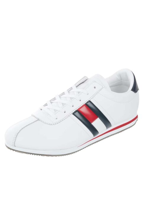 Trainers in white with black swoosh
